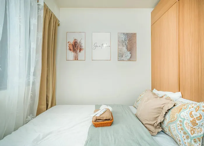 Apartment Boho Makati W/ Wi-fi + Workspace | Red *