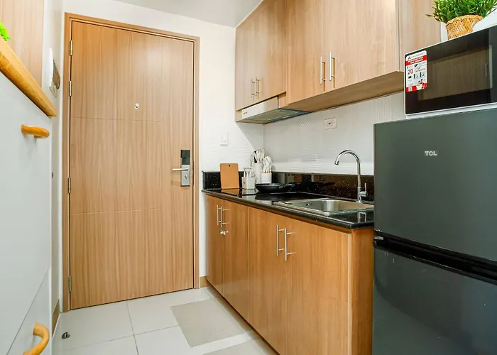 Apartment Boho Makati W/ Wi-fi + Workspace | Red Manila