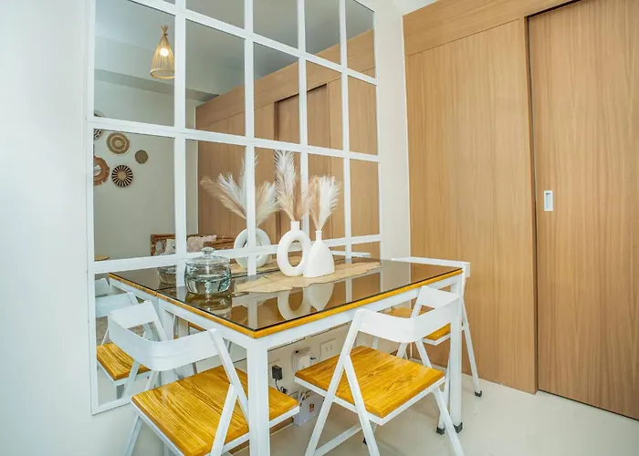 Boho Makati W/ Wi-fi + Workspace | Red Manila