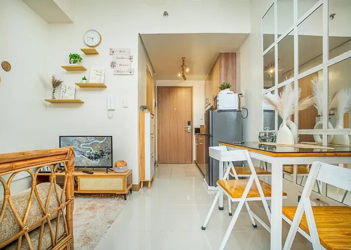 Boho Makati W/ Wi-fi + Workspace | Red Apartment