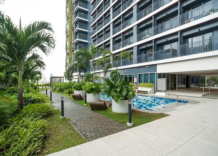Boho Makati W/ Wi-fi + Workspace | Red Apartment *