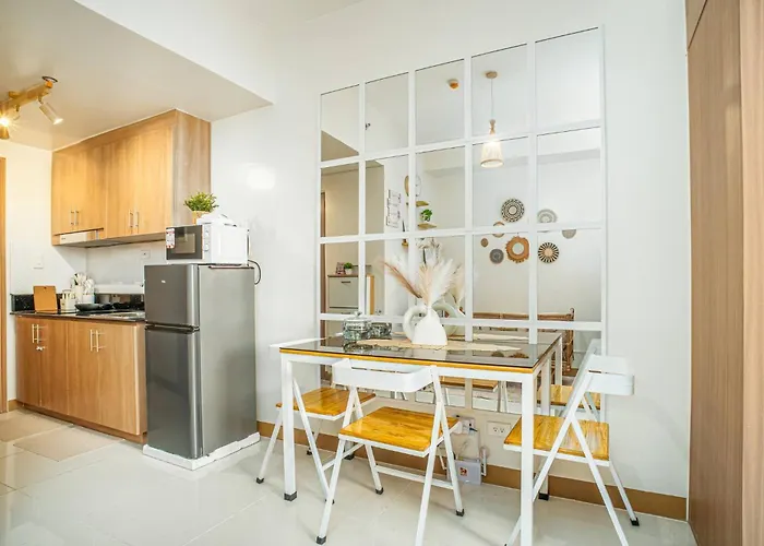 Apartment Boho Makati W/ Wi-fi + Workspace | Red