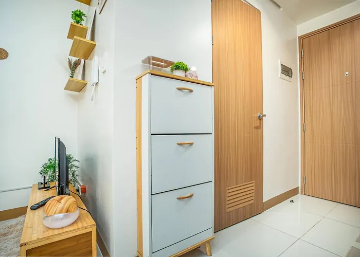 Apartment Boho Makati W/ Wi-fi + Workspace | Red