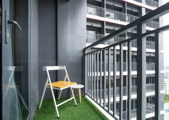 Boho Makati W/ Wi-fi + Workspace | Red Apartment