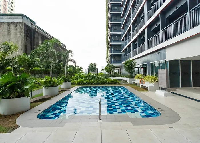 Boho Makati W/ Wi-fi + Workspace | Red