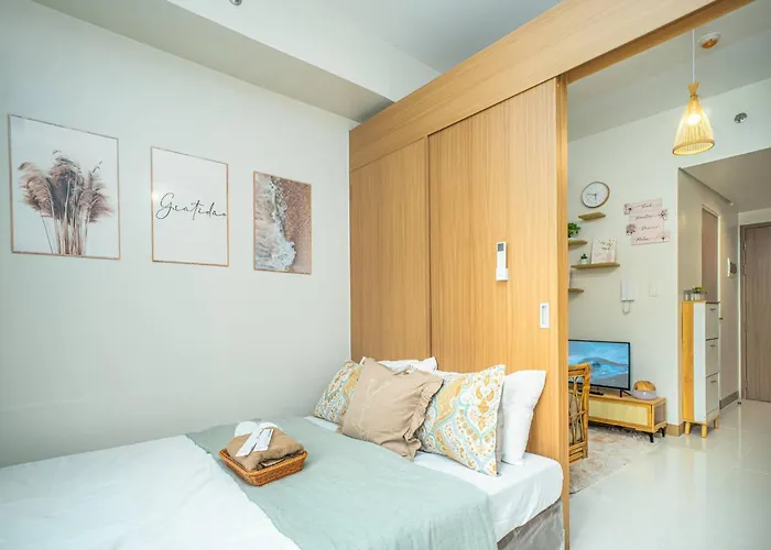 Boho Makati W/ Wi-fi + Workspace | Red Apartment *