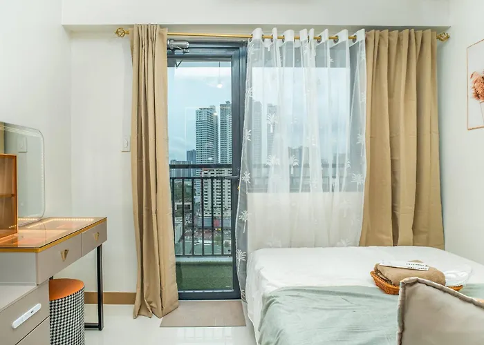Boho Makati W/ Wi-fi + Workspace | Red Manila