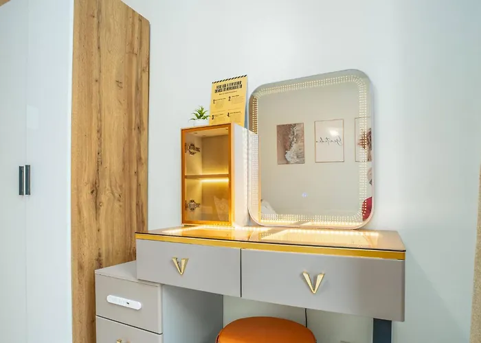 Apartment Boho Makati W/ Wi-fi + Workspace | Red