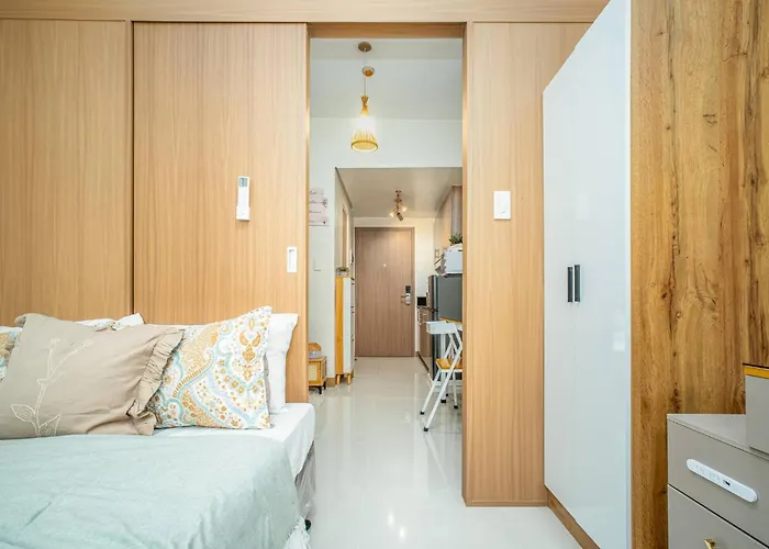 Boho Makati W/ Wi-fi + Workspace | Red Apartment *